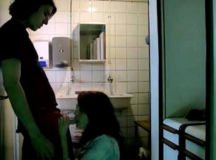 Девушка ртом поднимает вялый член парня